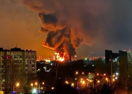    В Энгельсе продолжает гореть и взрываться НПЗ. Введён режим ЧС