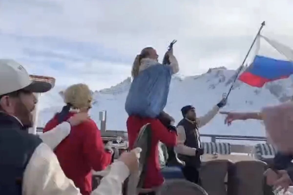    Россияне в Куршевеле на фоне Альп станцевали под песню «Матушка-земля»