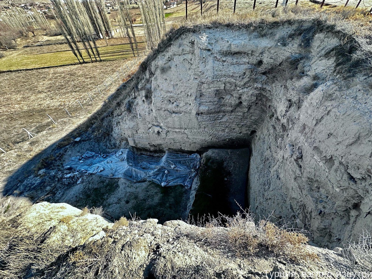 Древнее поселение обнаружено под многометровым слоем земли.