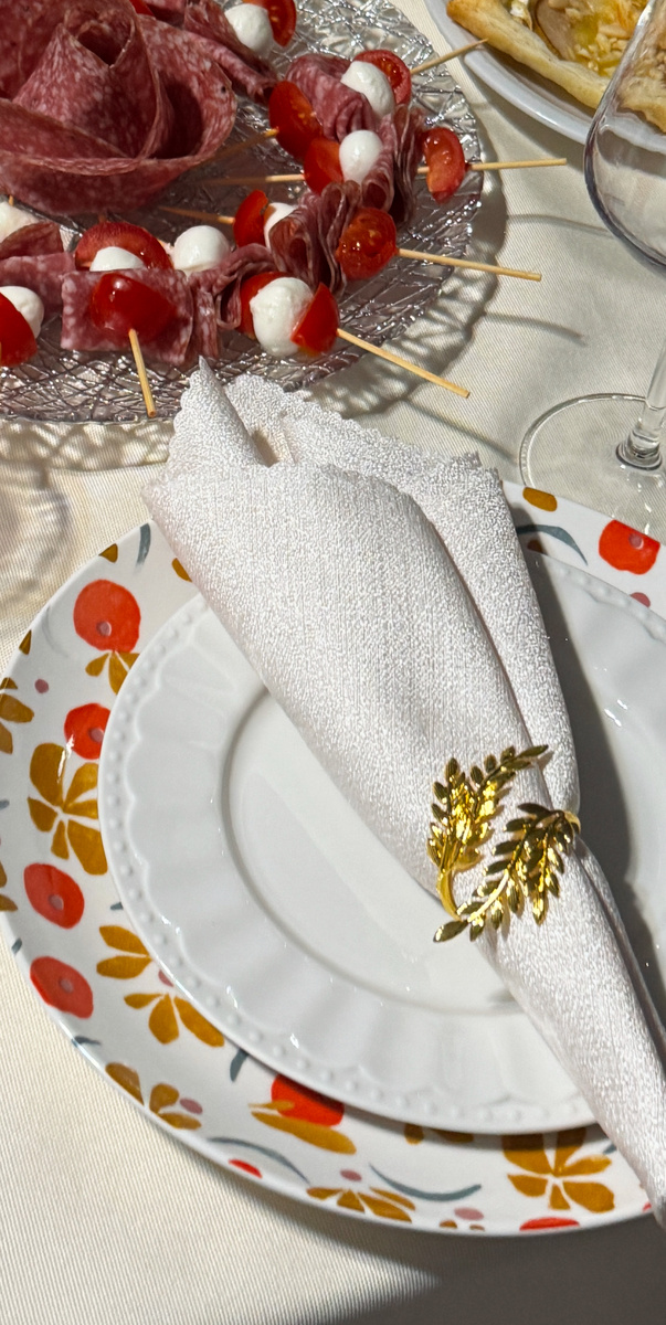 Посуду я люблю покупать в Maison du monde и в Coin. Здесь такие веселые мотивы получились, для настроения 