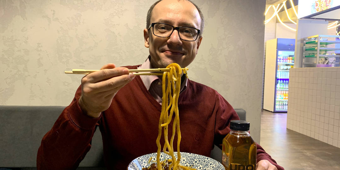 Лапша удон со стейком Рибай в ресторане "Udon Noodle Bar" у метро Аэропорт. Объелись всего за 3 тысячи руб.