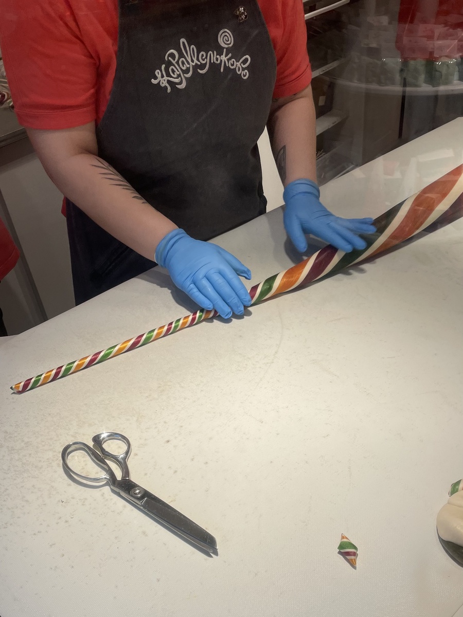 Девочка угостила меня кусочком еще горячей карамели - вот именно горячей я ее никогда не пробовала, и, скажу я вам, это оооочень вкусно!