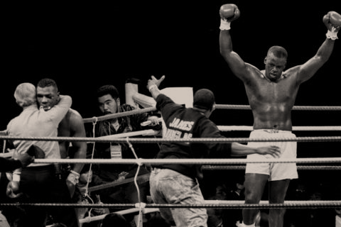 (Фото: Джеймс Дуглас празднует победу)