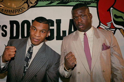 на фото Майк Тайсон и Джеймс Дуглас 