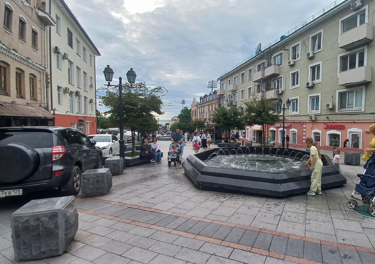 В 90-е годы улица в народе называлась "Торговой". Вдоль нее располагались киоски и лотки, чем только не торговавшие! 