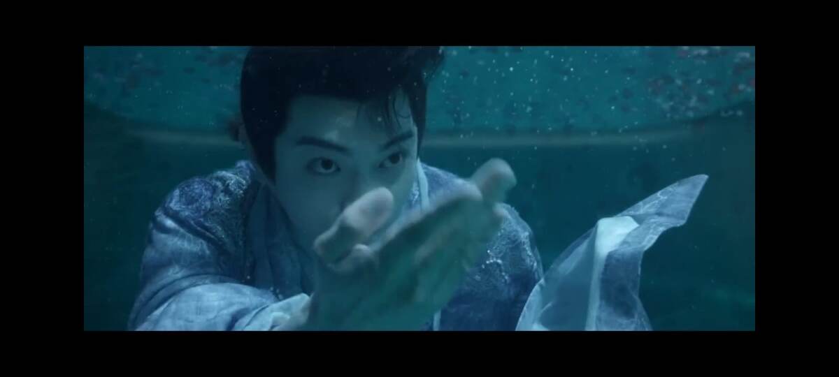 В бассейне (скриншот с экрана)