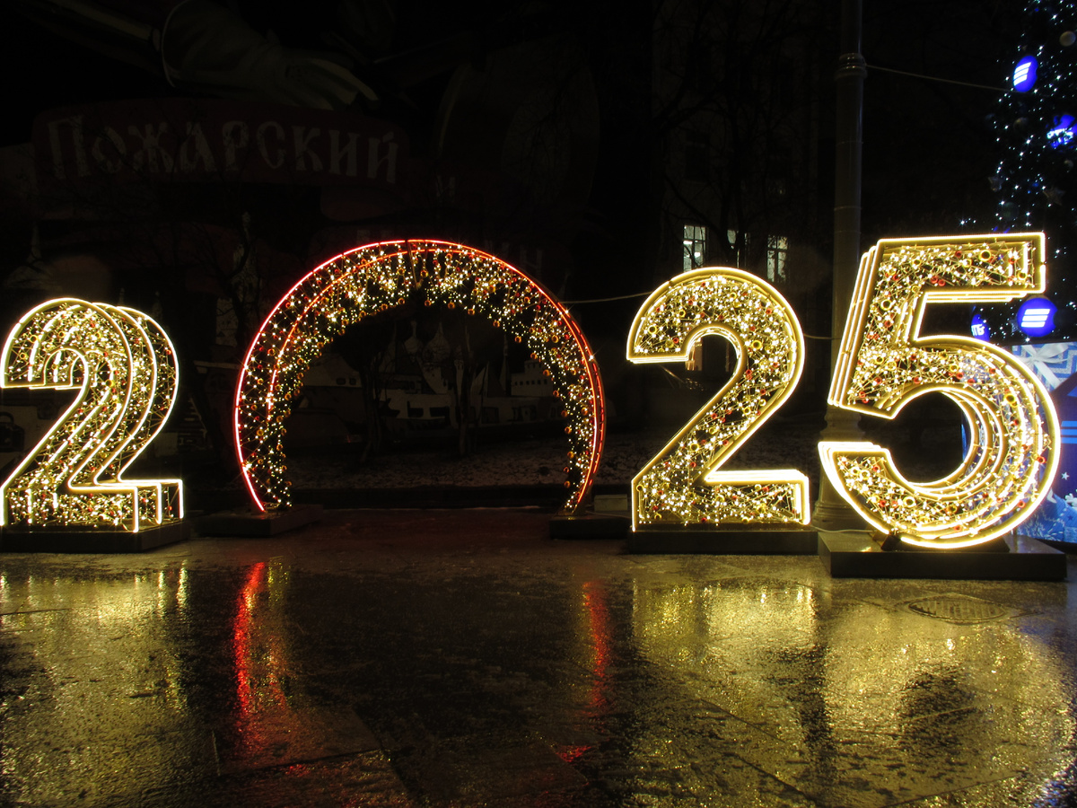 Украшенная к 2025 году Боровицкая площадь