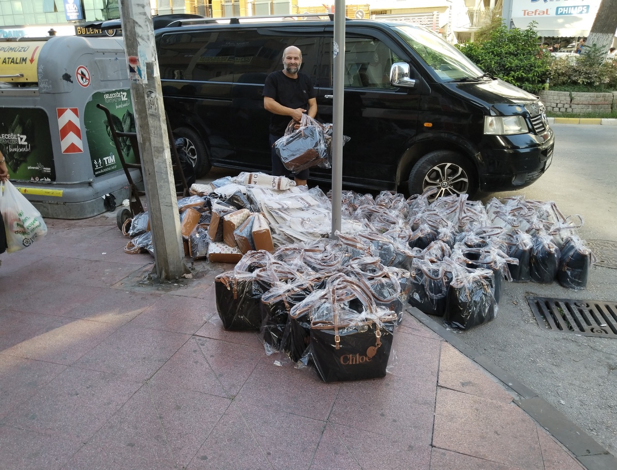 "Уникальное" предложение на универсальном рынке. Фото автора.