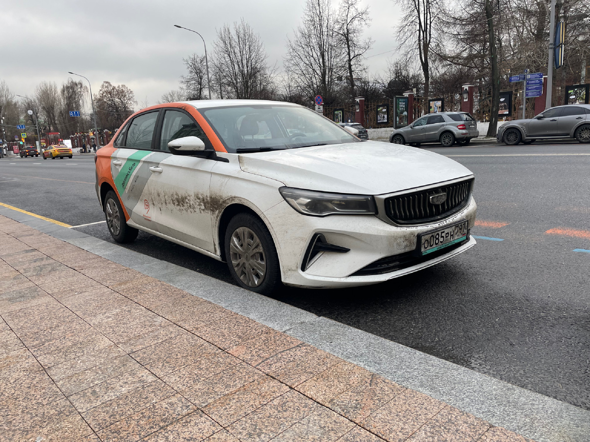 Передняя оптика щурится по-азиатски, а решётка радиатора пытается косить под немецкий премиум