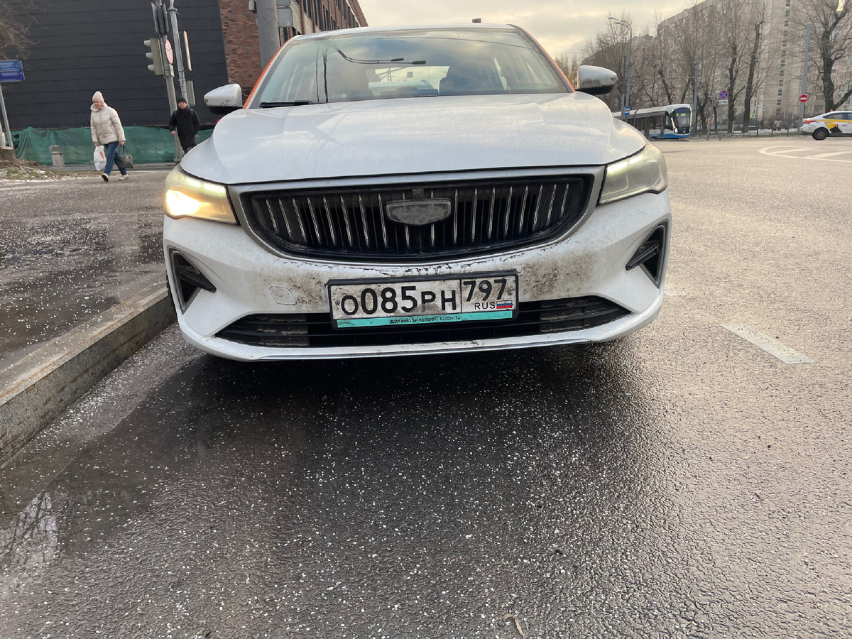 Передок Emgrand 2023: хрома столько, что ослепит даже солнце, а логотип кричит "я почти премиум!"