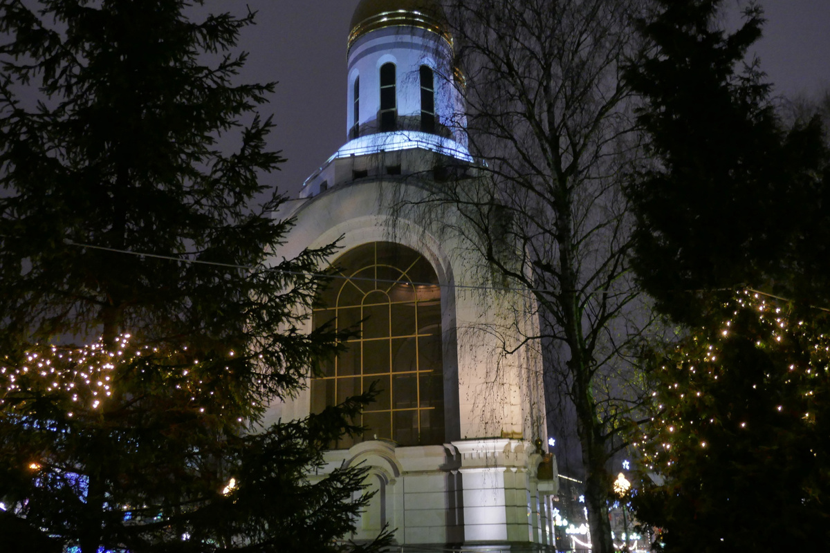 Часовня у центрального храма на пл. Победы