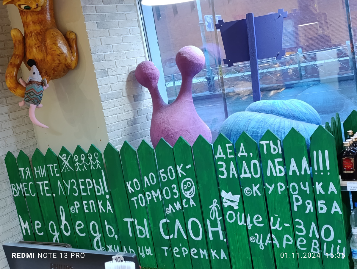 Сказки Алиса тоже рассказывает. Мы проверили) но ... В более традиционном варианте, нежели на фото.