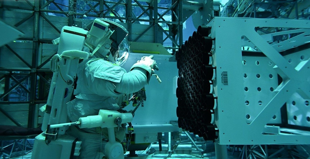 Астронавт Дон Петтит за фотосъёмкой макета телескопа NICER во время учений в NBL в NASA Johnson 16 мая 2024 года.    
 Источник: NASA / NBL Dive Team  📷
