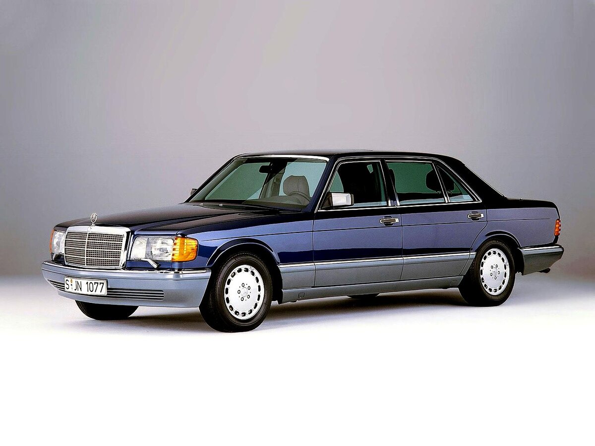 Mercedes-Benz W126 — это второе поколение S-Class, ставшее одним из самых успешных и знаковых автомобилей марки. Он оставался в производстве более десяти лет и за это время завоевал репутацию эталона представительских седанов, благодаря своему продуманному дизайну, высоким технологиям и выдающемуся комфорту.