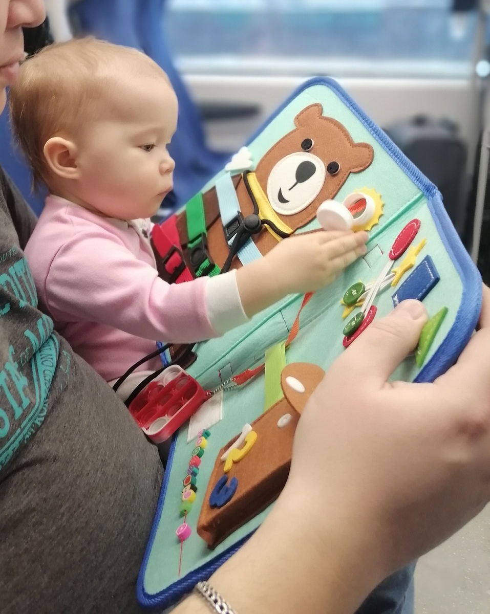 Играет в бизиборд вместе с папой. Познает крышечку