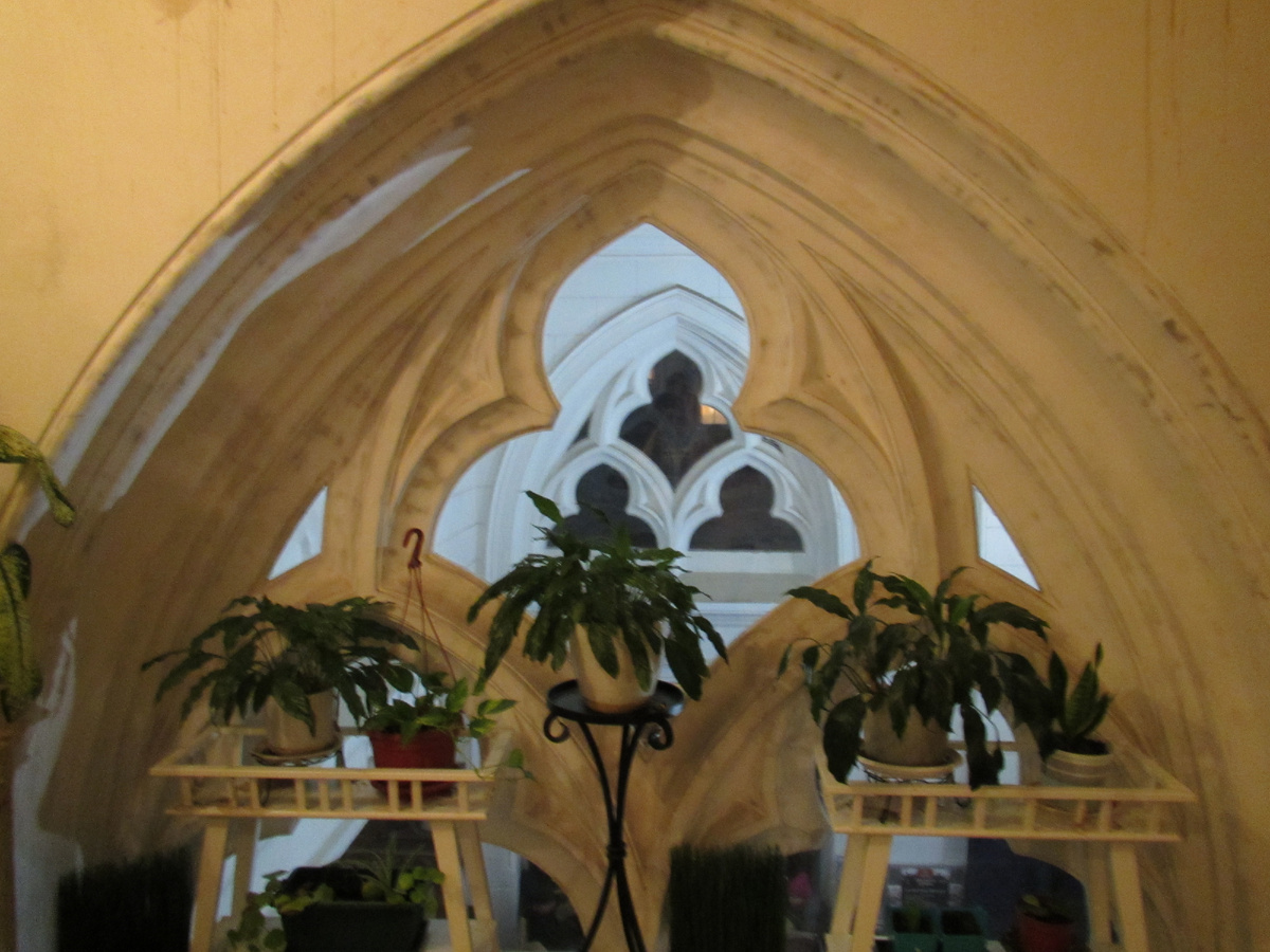 Окно на лестничном пролёте в соборе Петра и Павла