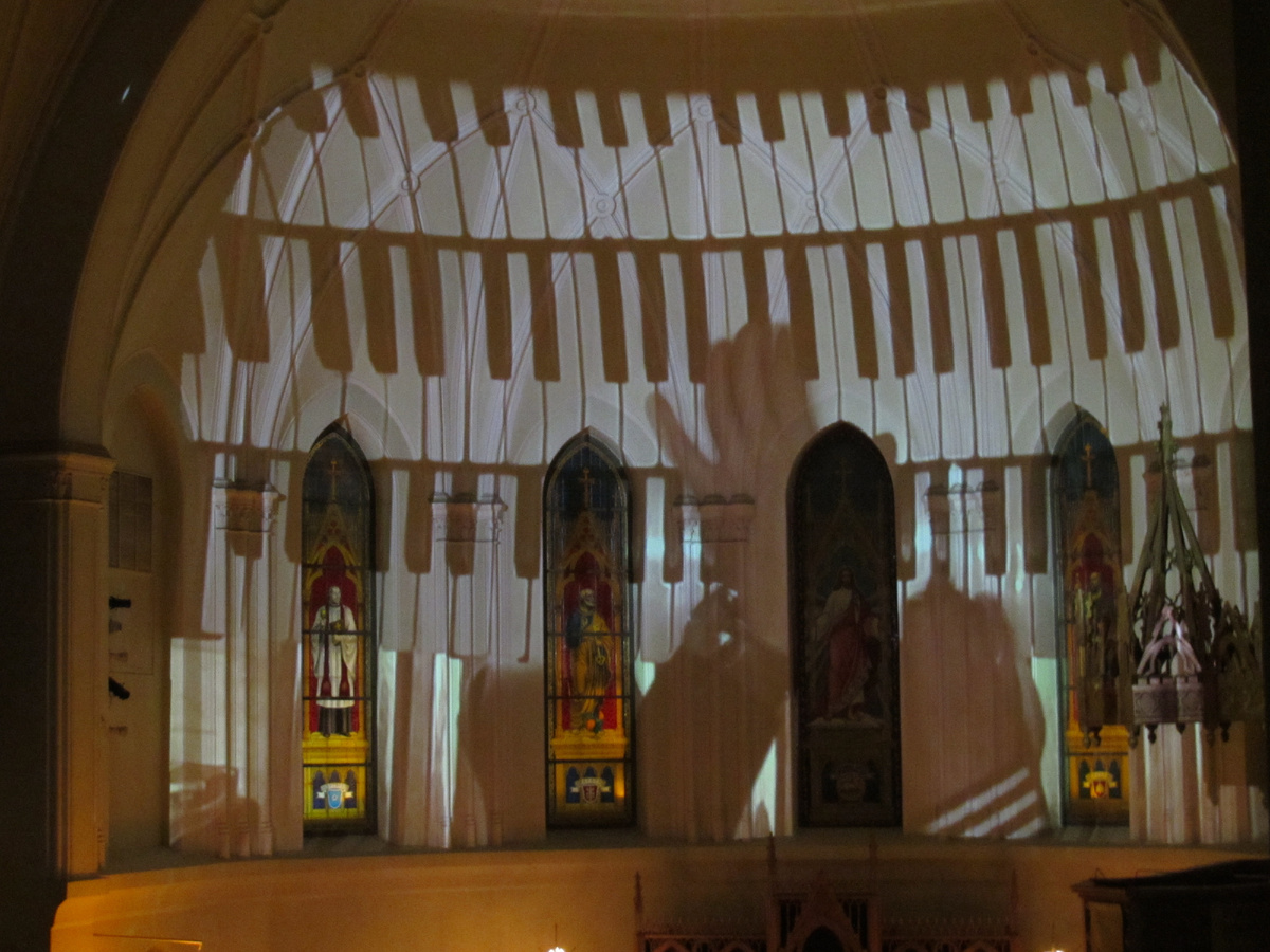 Отражение видеопроекций на своде алтарной апсиды в соборе Петра и Павла