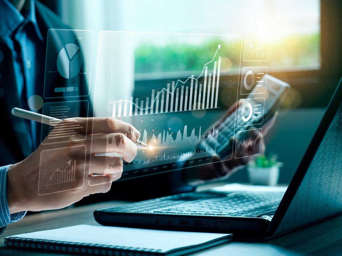    Мужчина работает за ноутбуком © iStock.com / Shutthiphong Chandaeng