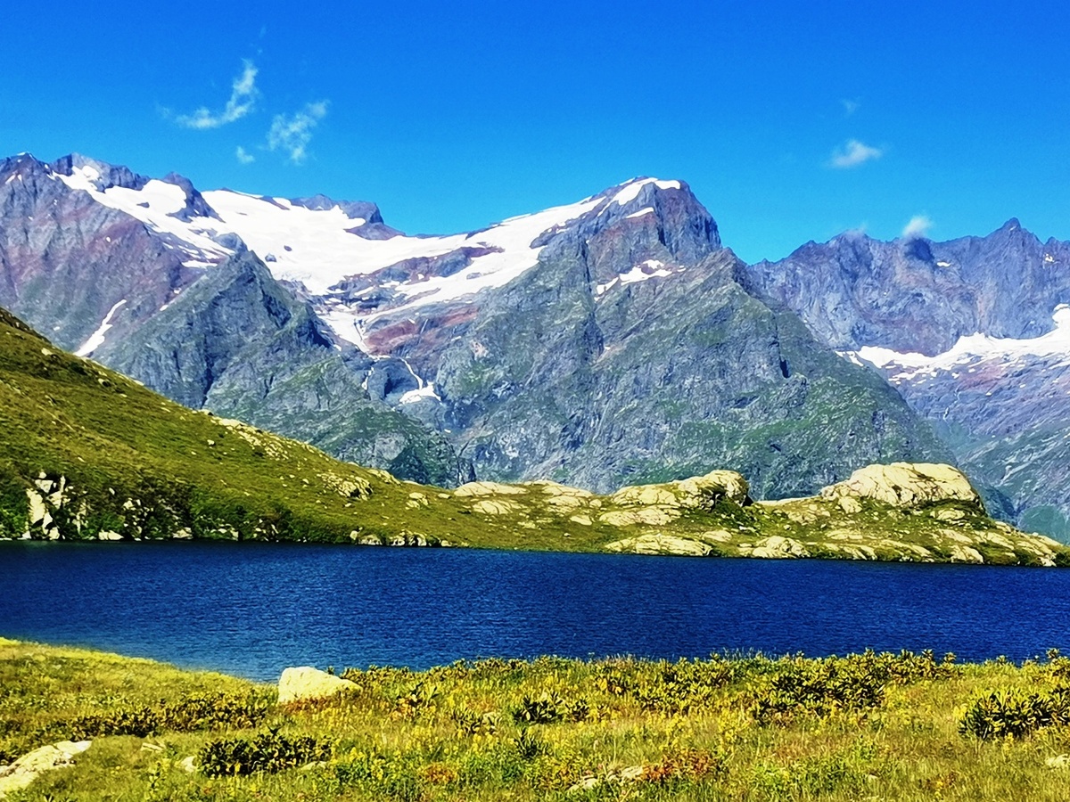 Погода шикарная, солнце просто печет! Напротив уже привычная Суфруджу с ледником.