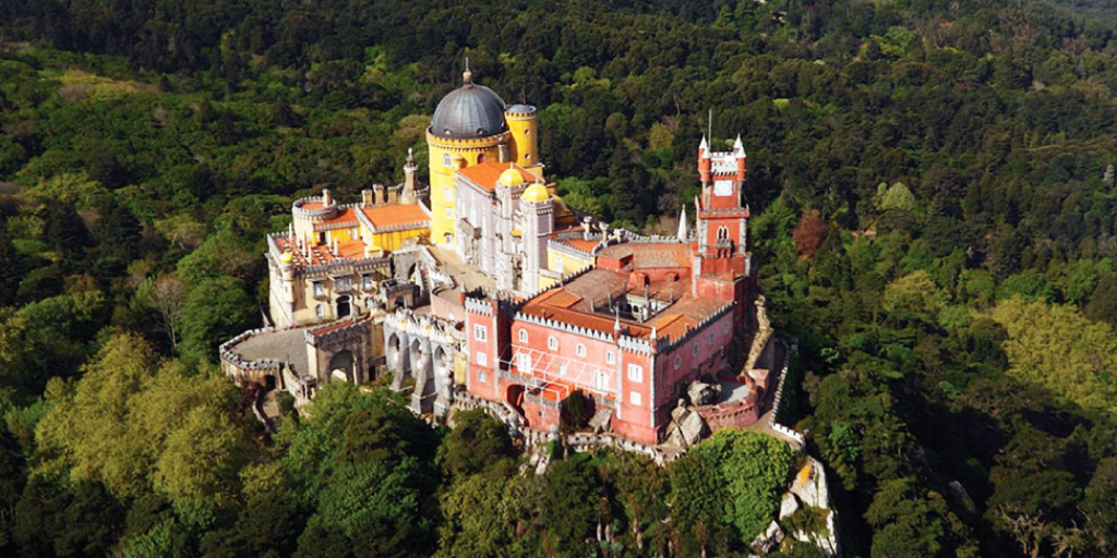 Дворец Пена в Синтре - жемчужина Португалии. Фото: Getty Images