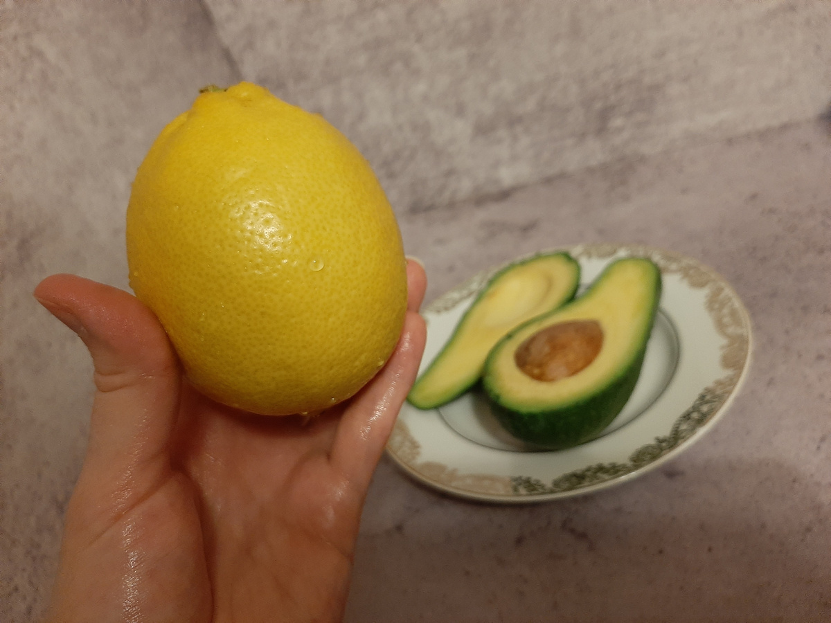 Лимон и авокадо 