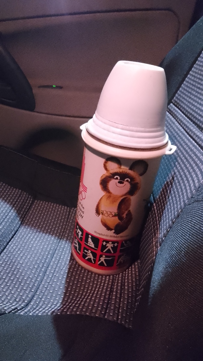 Термос с горячим чаем