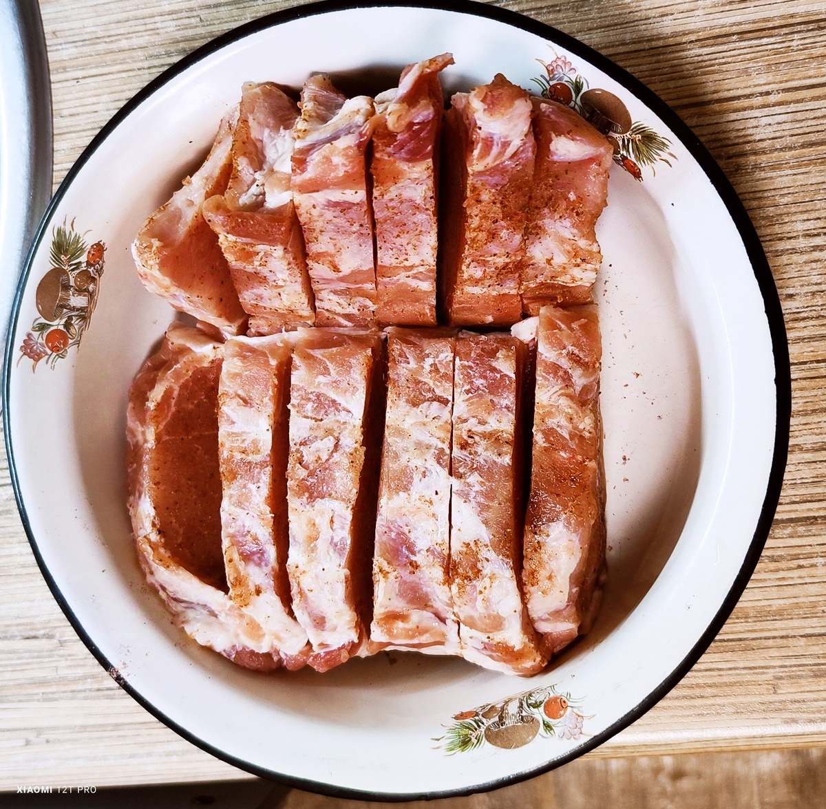 Мясо маринуется.