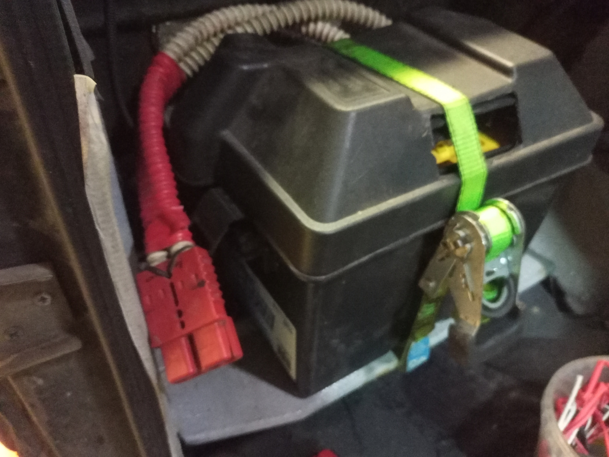 Силовая розетка подключена к клеммам АКБ, закрывается крышкой.