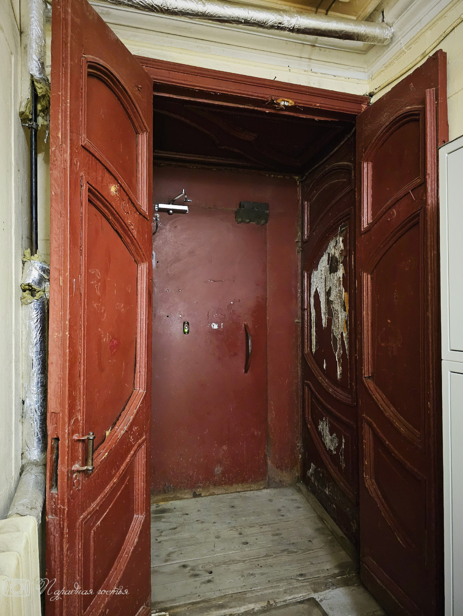 На входе можно увидеть дореволюционные деревянные двери в стиле модерн. Фото: Парадная гостья