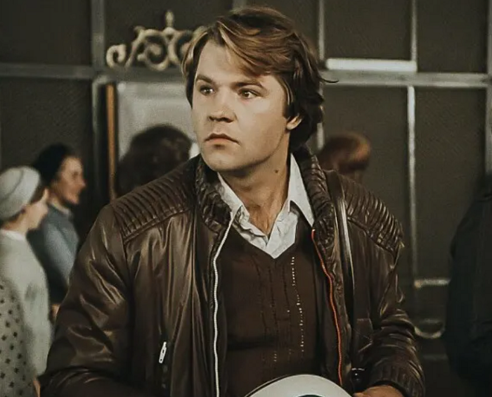 Александр Фатюшин в роли мужа Верочки./Фото: кадр из фильма "Служебный роман"

