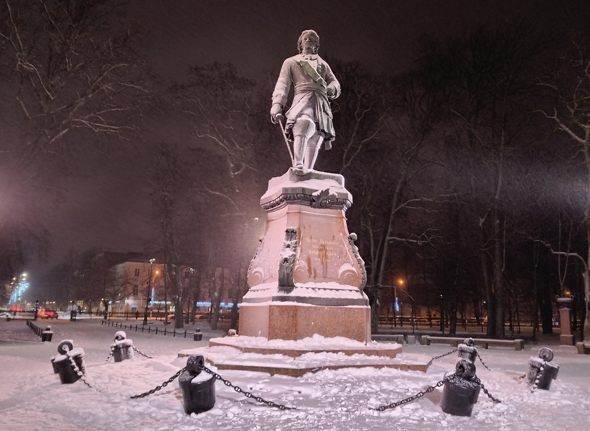 Памятник Петру I в Петровском парке Кронштадта. Скульптора Теодор-Жозеф-Наполеон Жак (1804-1876) - французский скульптор, работавший в Санкт-Петербурге.