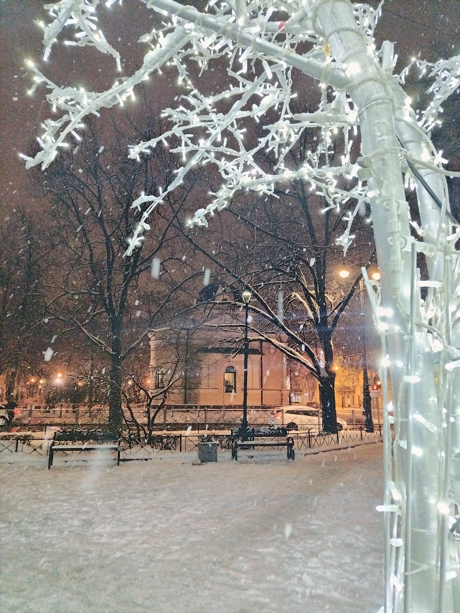 Тихвинская часовня в Андреевском саду на Соборной площади в Кронштадте. Фото автора.
