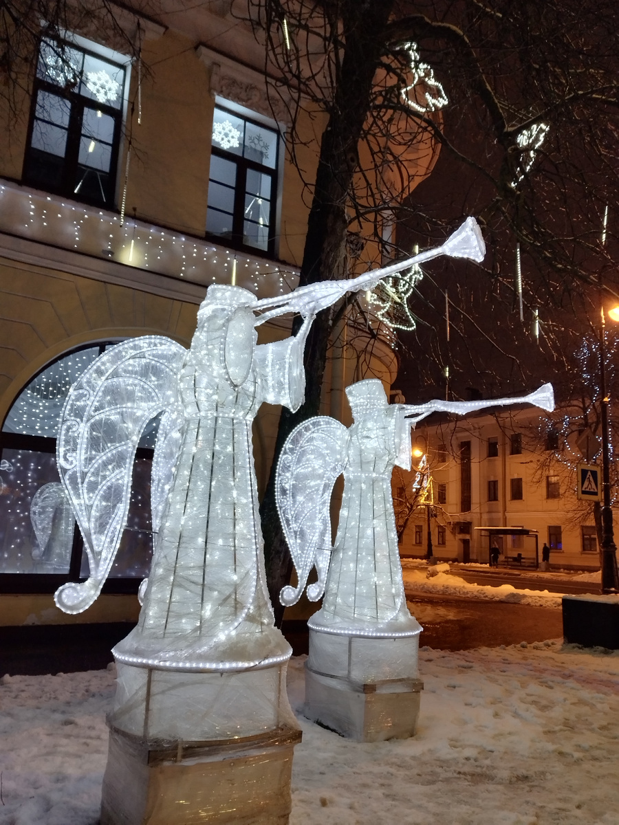 Ангелы возле здания Художественной школы в Кронштадте. Фото атора.