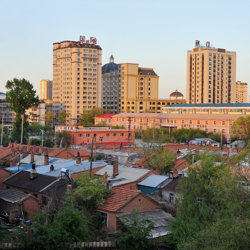 Остатки старого Мишаня с крышами, крытыми керамической черепицей. Но на исторические «трущобы» наступают громады многоэтажек.