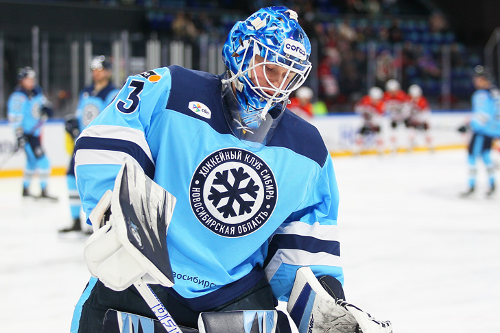    Голкипер Антон Красоткин впервые за долгое время с первых минут занял ворота «Сибири». Фото Артема Тиунова