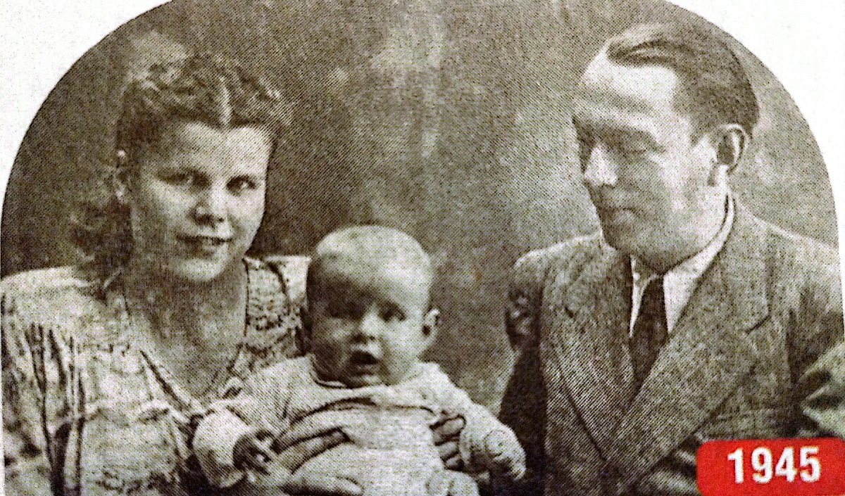 Георгий Тараторкин с родителями, 1945 г.