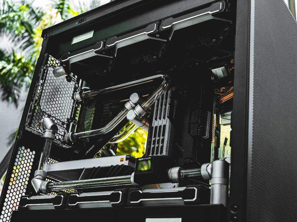 Источник фото: https://unsplash.com/photos/a-close-up-of-a-black-computer-case-4y9vWvVLtDw