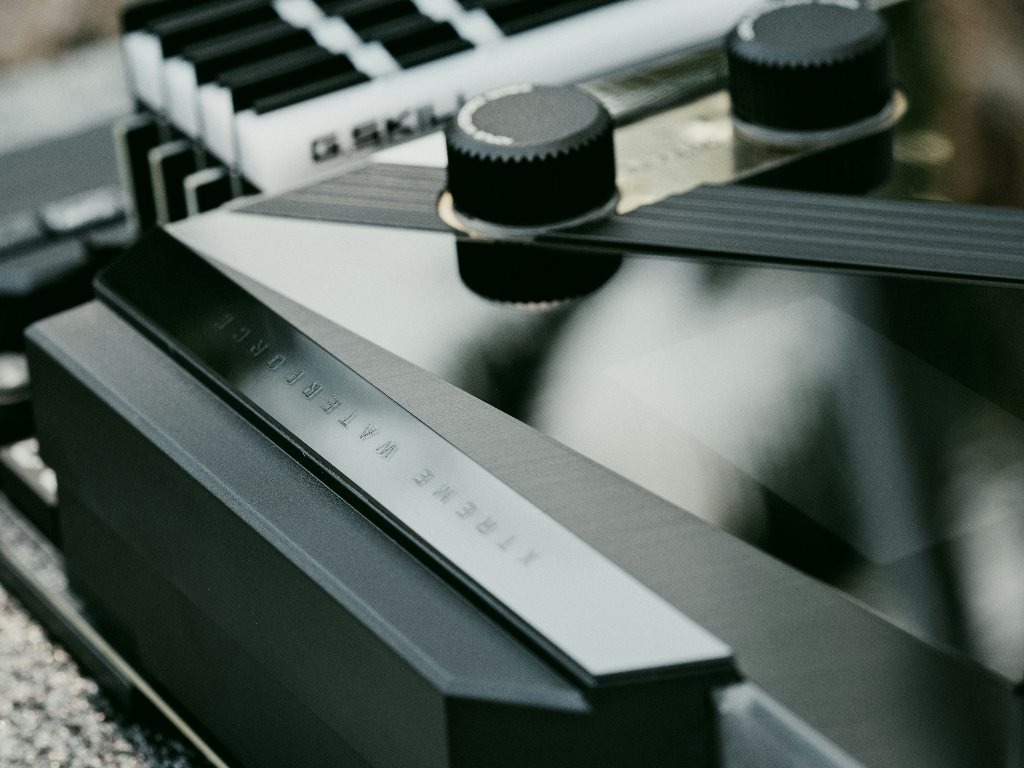 Источник фото: https://unsplash.com/photos/a-close-up-of-a-black-and-silver-electronic-device-PDiqRu0IC44