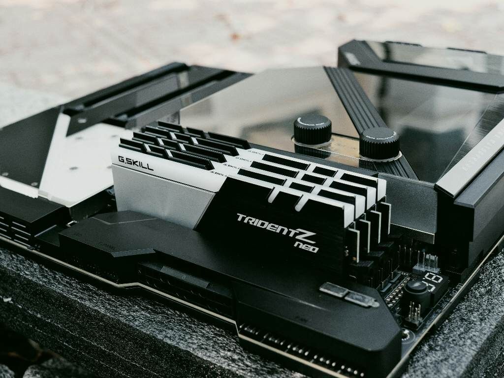 Источник фото: https://unsplash.com/photos/a-close-up-of-a-hard-drive-on-a-table-jJxVmUSIvQQ