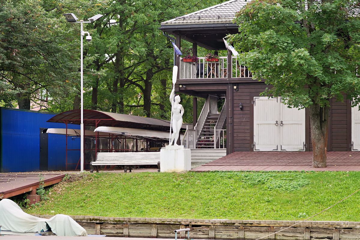 "Девушка с веслом" на новом месте