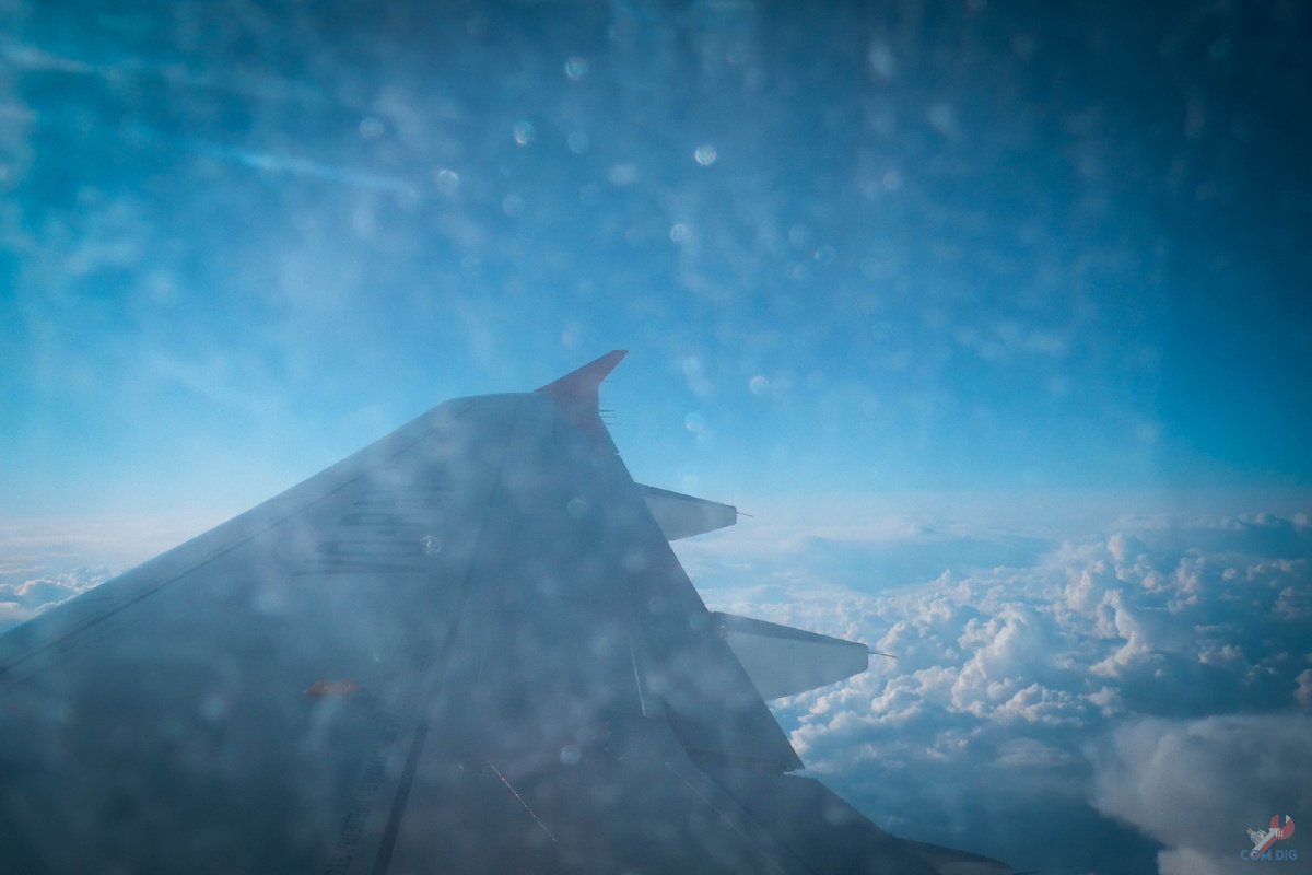 Вид из иллюминатора самолета 