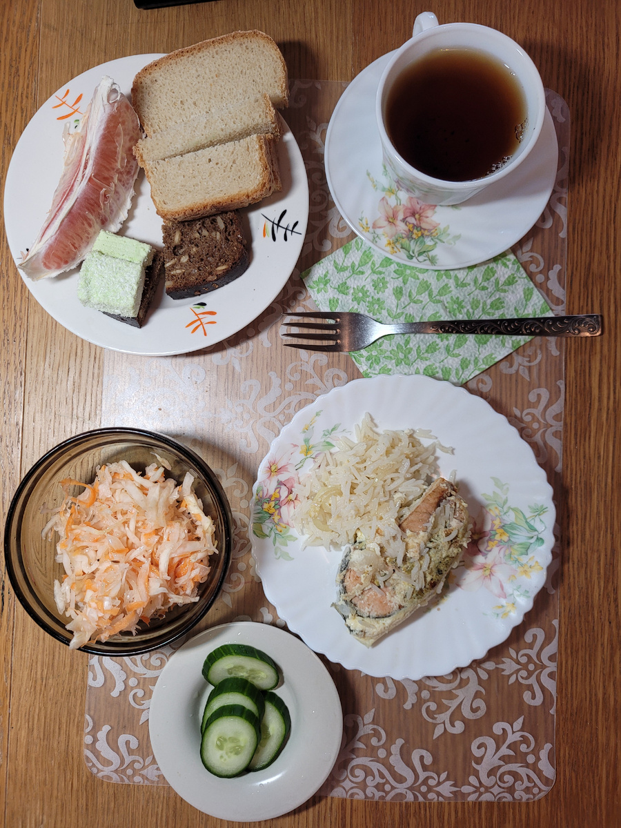 Рис с рыбой, огурцы с растительным маслом, квашеная капуста с растительным маслом, чай