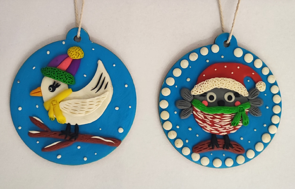 Готовый вариант аппликации из пластилина на деревянных подвесках на канале Лепим с Таней.