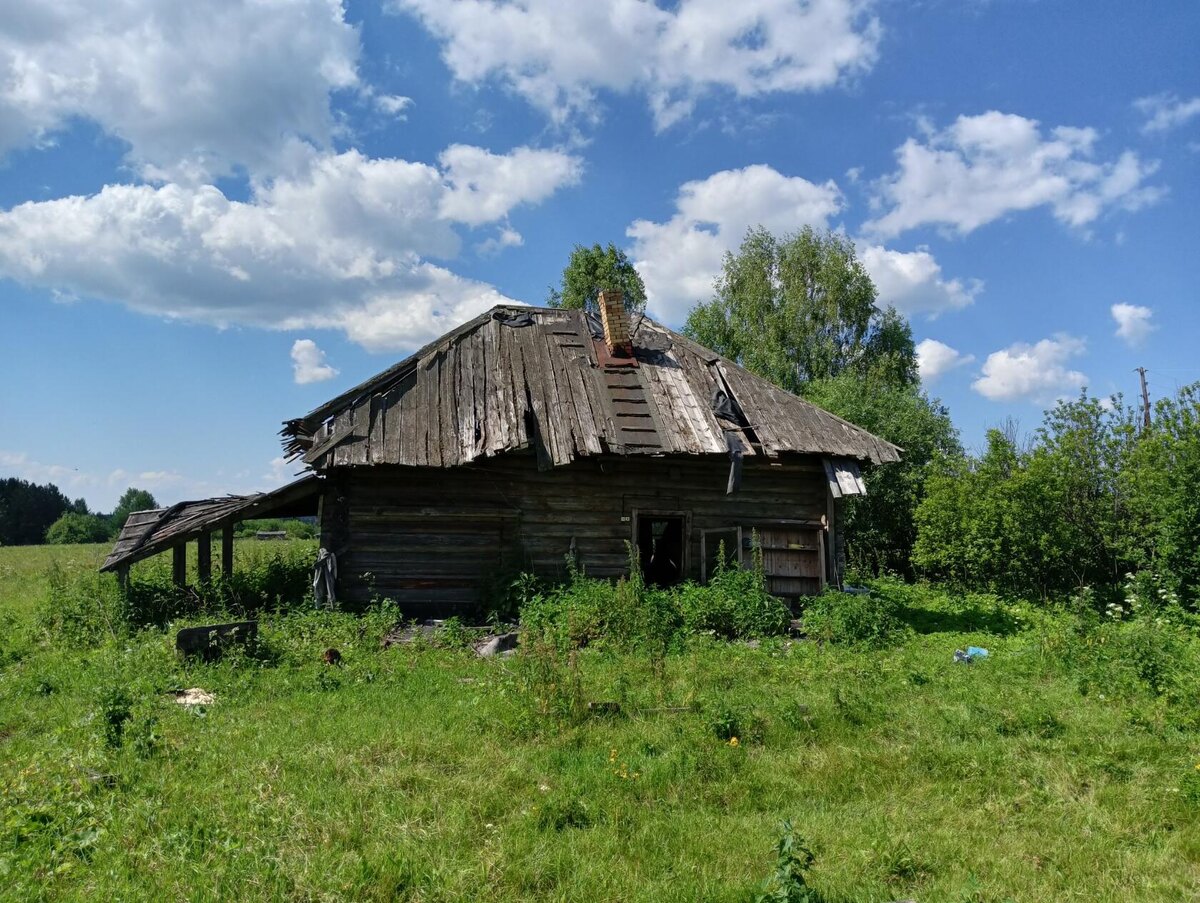 Покосившийся домик.