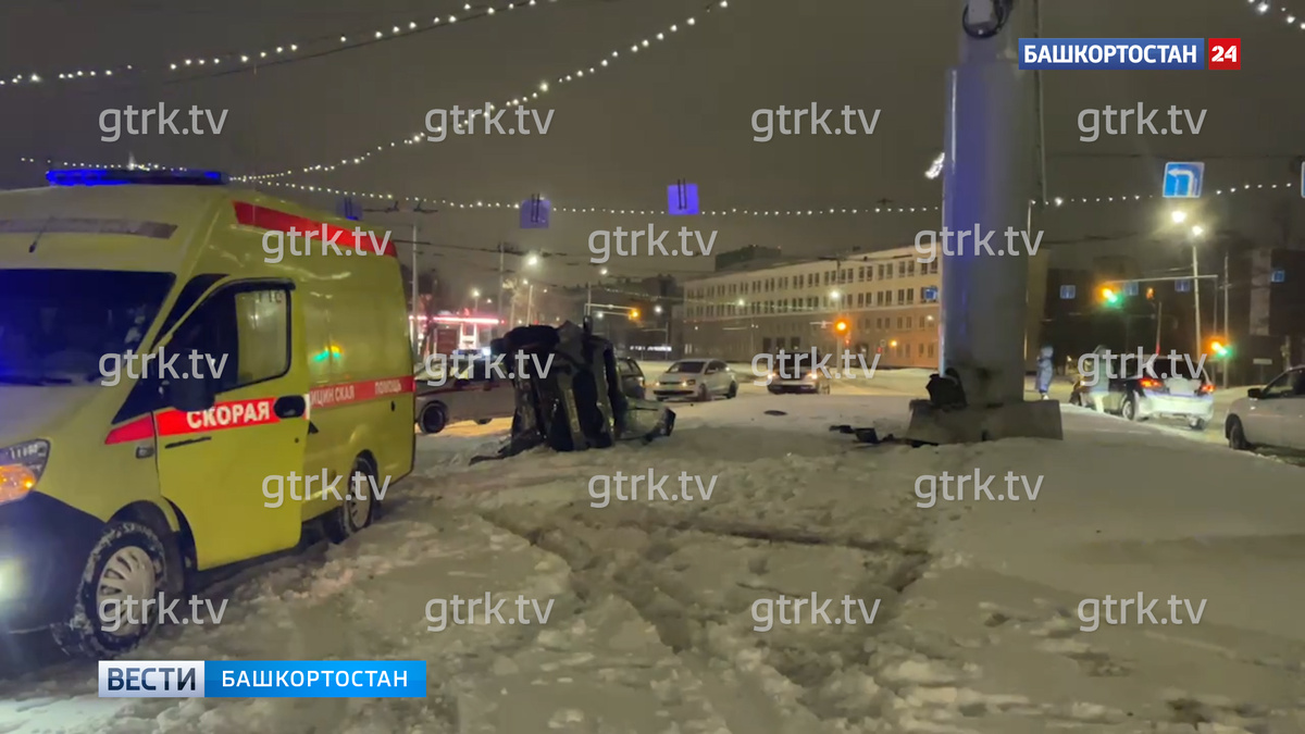    В Уфе на улице 50-летия Октября водитель Skoda Yeti опрокинулся, врезавшись в опору рекламного щита