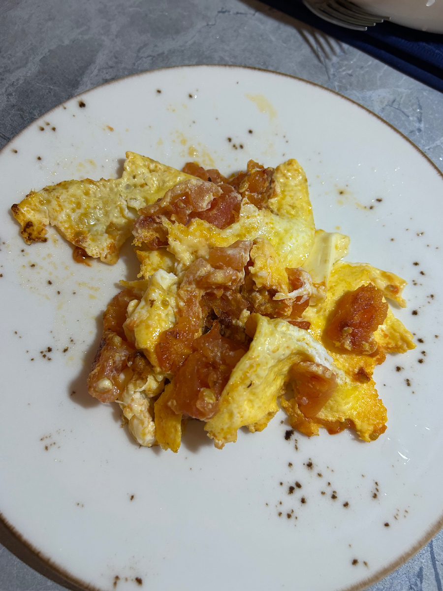 Яичница с помидором и сыром