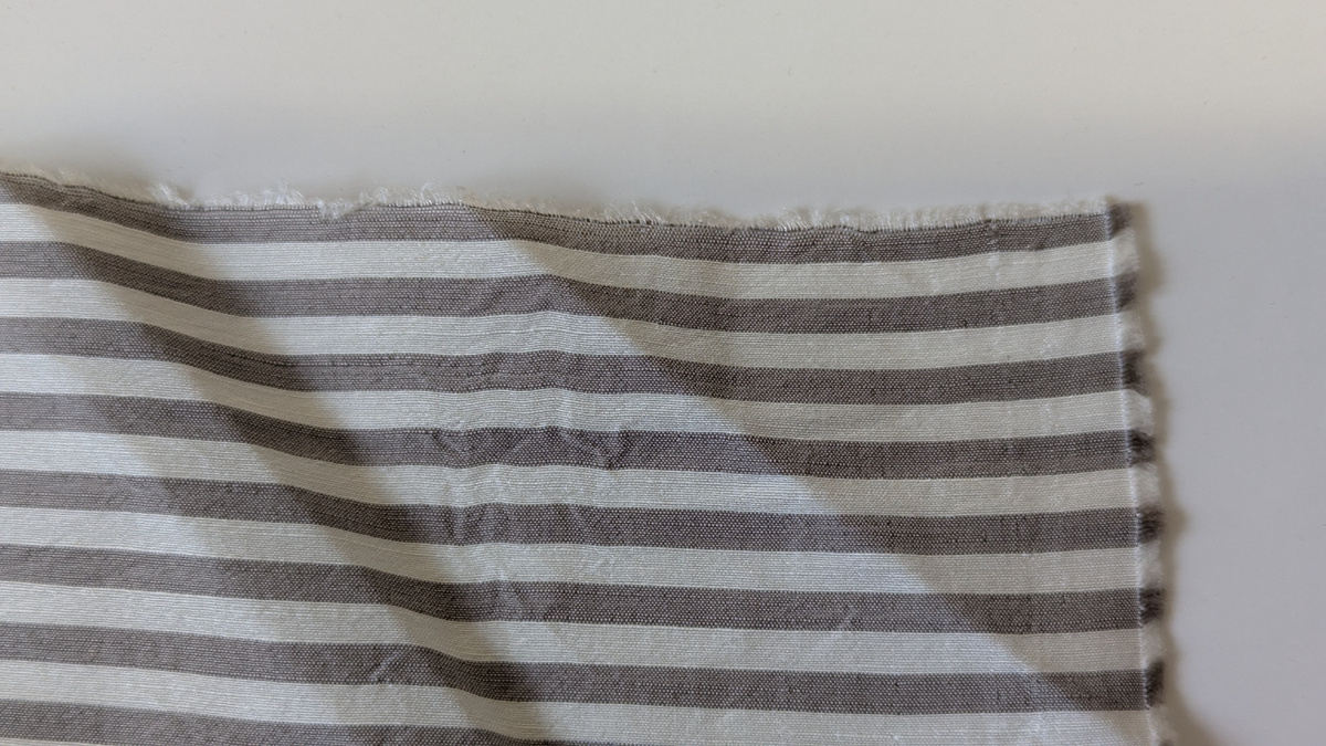 Нить основы. Здесь полоска совпадает с нитью утка, то есть поперечная полоска к долевой нити.