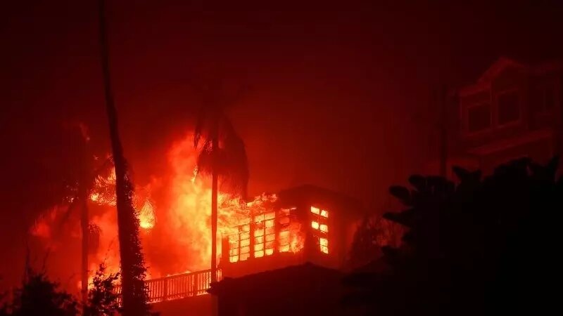В Малибу сгорел дом Пэрис Хилтон. Фото: REUTERS