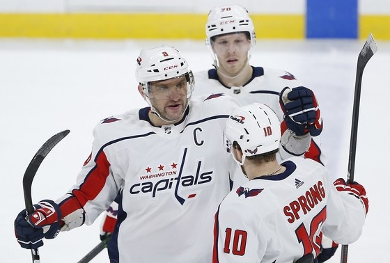    Александр Овечкин (в центре) и хоккеисты «Вашингтон Кэпиталз»