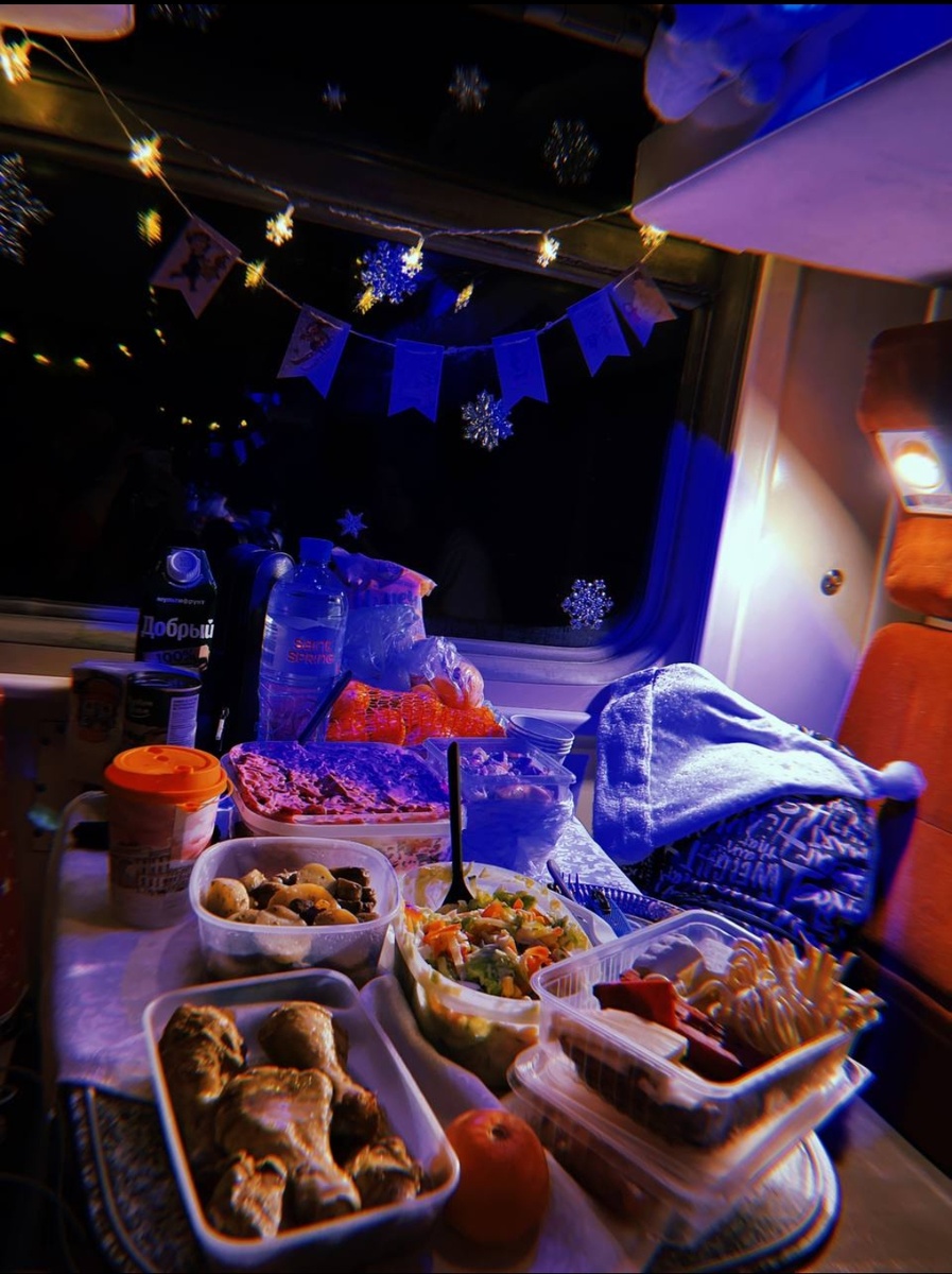 СТОЛ В ПОЕЗДЕ НА ТУЛУ ТОЖЕ В ЛУЧШИХ ТРАДИЦИЯХ СССР🎄